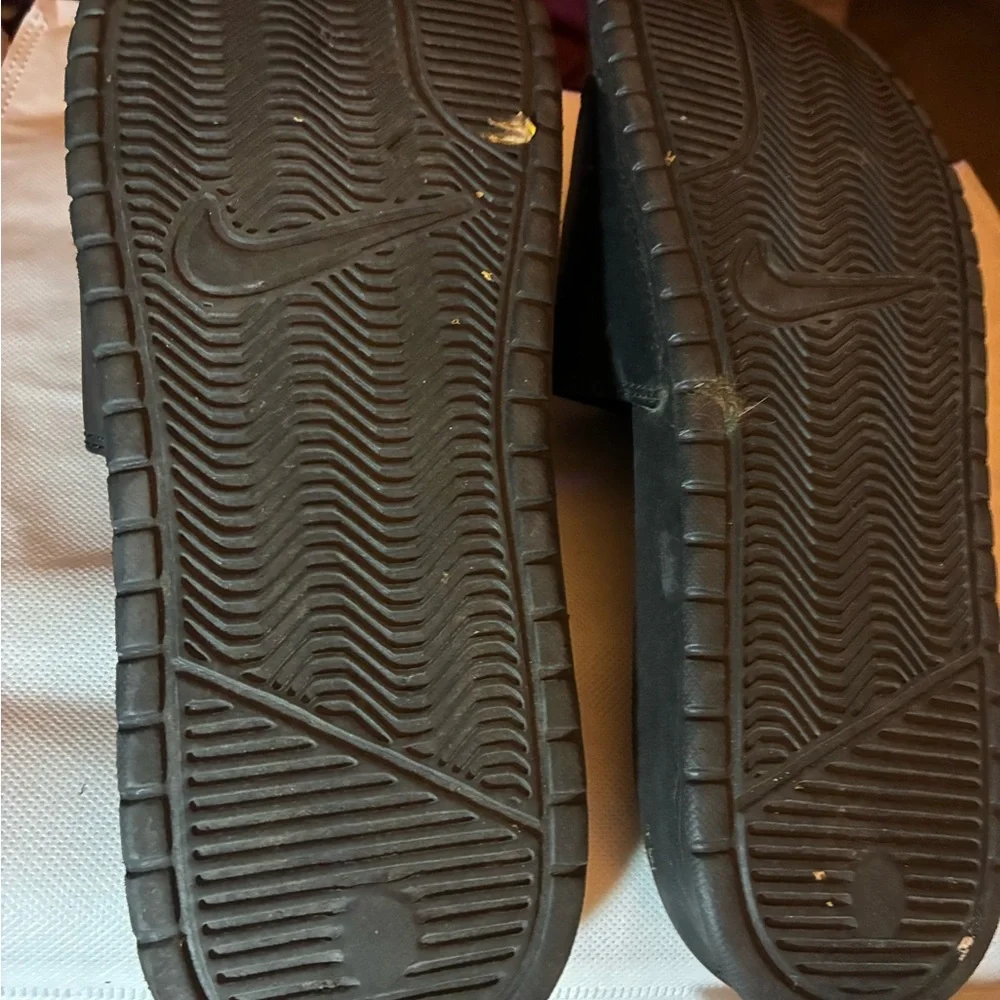 Nike sleek black